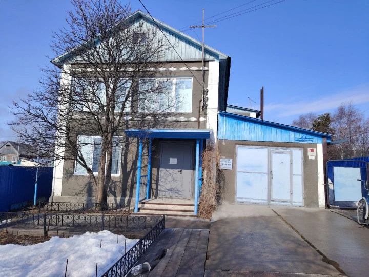 Здание общей площадью 172,2 кв.м и земельный участок, расположенные  по адресу: Ханты-Мансийский автономный округ  Югра, Березовский муниципальный район, пгт. Березово, ул. Быстрицкого, д.42