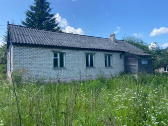 Нежилое здание (82,5 кв.м.) с земельным участком (2 205 кв.м.) расположенные по адресу: Российская Федерация, Орловская область,  Урицкий район, с/п Луначарское, д. Себякино, ул. Молодежная, д 20