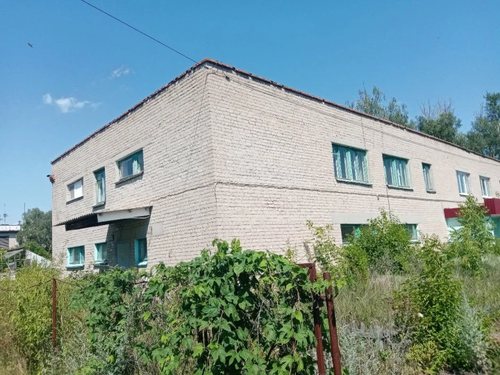 Нежилое здание, площадью 1 131 кв.м. и земельный участок в п. Колпна