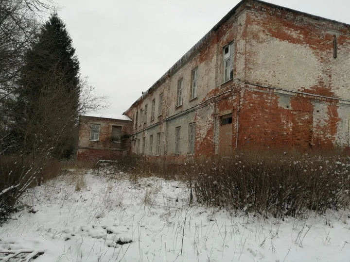 Здание 1319 кв.м и земельный участок 2173 кв.м, расположенные по адресу: Российская Федерация, Московская область, городской округ Чехов, поселок Мещерское, улица Дубравная, строение 15м