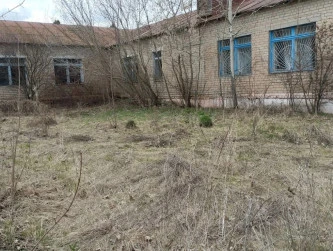 1) Земельный участок площадь 22 575 +/- 107 кв.м., кад.№: 48:14:1560105:12; 2) Здание 912,9 кв. м.; 3) Здание 116,4 кв. м.; 4) Сооружение 25,6 кв. м. по адресу: Липецкая обл, р-н Становлянский, с. Семенек, ул. Юрикова, д. 23