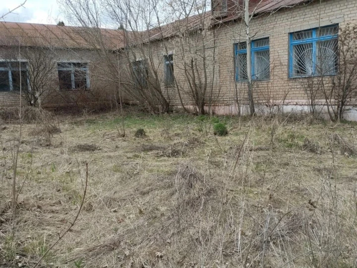 1) Земельный участок площадь 22 575 +/- 107 кв.м., кад.№: 48:14:1560105:12; 2) Здание 912,9 кв. м.; 3) Здание 116,4 кв. м.; 4) Сооружение 25,6 кв. м. по адресу: Липецкая обл, р-н Становлянский, с. Семенек, ул. Юрикова, д. 23