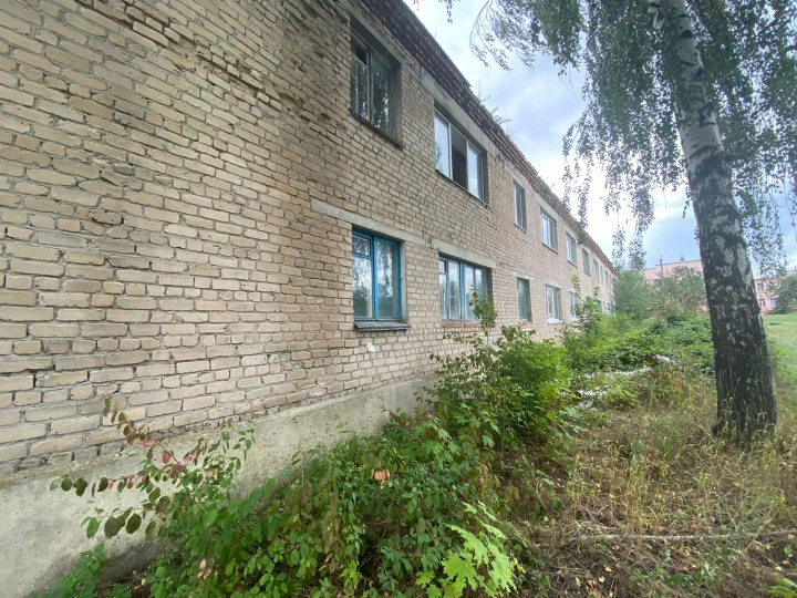 Нежилое здание, площадью 1 131 кв.м. и земельный участок в п. Колпна