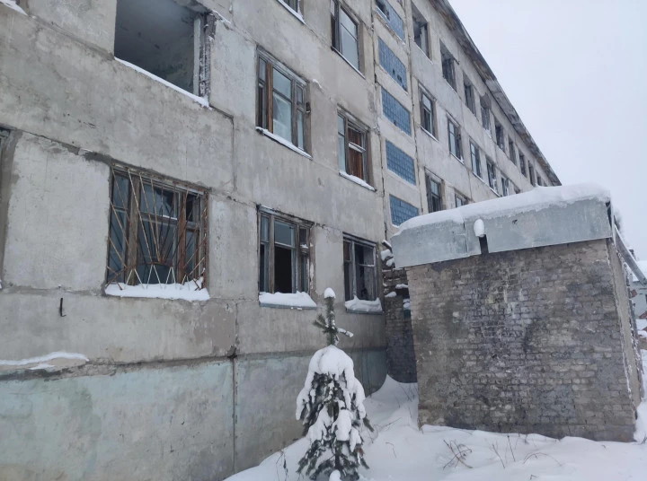 Здание казармы с зем.участком 6832 кв.м, назначение: нежилое, площадью 3 764,2 кв. м, этажность 4,: Республика Коми, г. Печора, п. Березовка