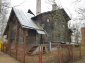 Историческое здание с участком в Ломоносове