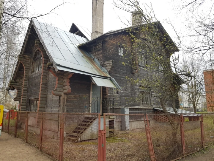 Историческое здание с участком в Ломоносове