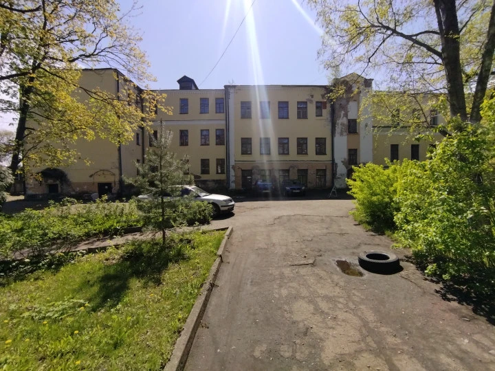 Здание 3-х этажное, общ.пл. 2845,9 кв.м, земельный участок, общ.пл. 2074 кв.м: Ярославская область, г. Ростов, ул. Покровская (бывш. Ленинская), д. 40
