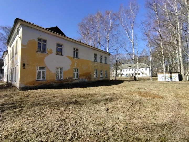 Имущественный комлекс со зданием пл. 633,2 кв. м,  зем. участком пл. 4271 кв.м, дорогойи тротуарами пл. 424 кв. м: ЯО, г. Рыбинск, ул. Толбухина, д. 10