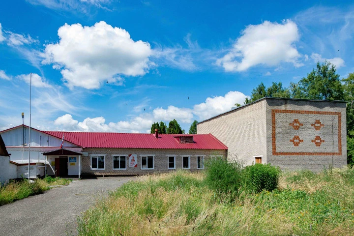 Имущественный комплекс: земельный участок 11 289 кв.м. с расположенными на нем зданиями (7 объектов), по адресу: Липецкая область, м.о. Измалковский, с. Слобода, ул. Маяковского, д.24