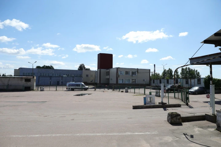 Склад временного  хранения с закрытой  и открытой площадкой  и рефрижератором.