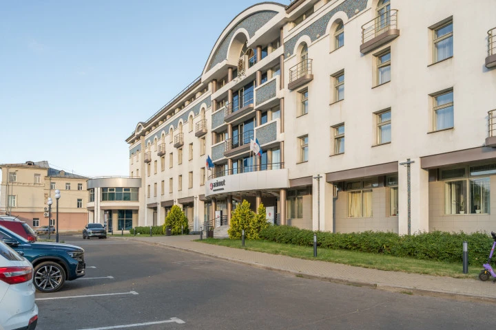 Гостиница 4* в  г. Ярославле, на Московском пр-те, д. 10/15, с земельным участком