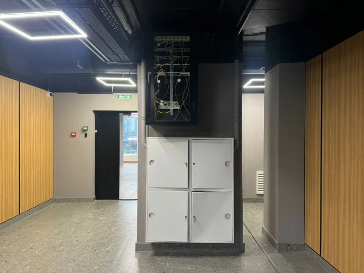 Нежилое помещение 1100 кв.м офисного назначения, расположенное в торгово-офисном центре "Селектика" на Варшавском шоссе г. Москвы.