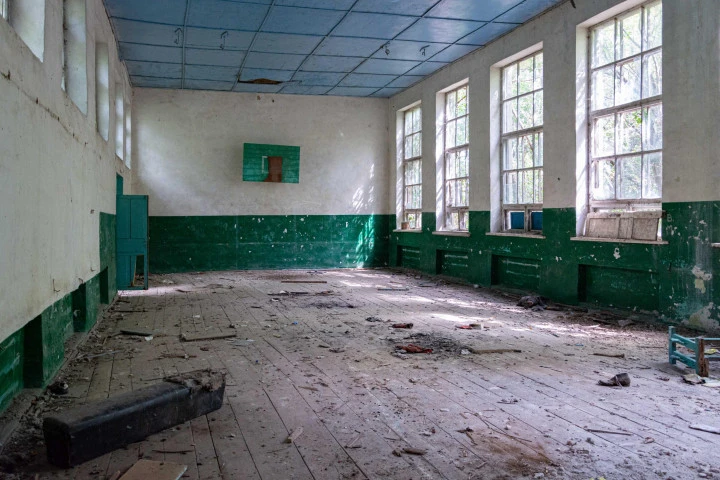 Имущественный комплекс в Орловской области, Дмитровский р-н, с/п Горбуновское, с. Балдыж (з/у 9 220 кв.м., нежилое здание 1 062,7 кв.м., котельная, подвал и туалет)