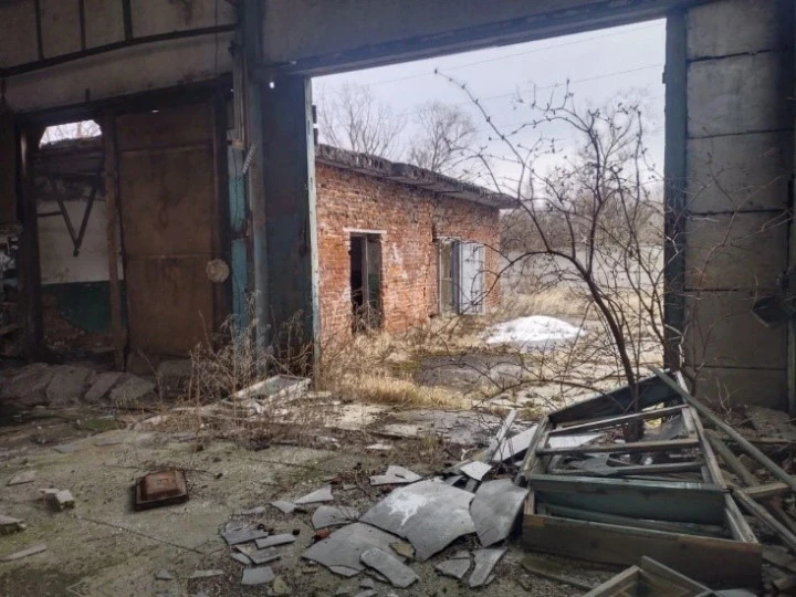 Нежилое строение , общей площадью 721,9 кв.м., с  земельным  участком, общей площадью 5 997 кв. м, расположенные по адресу: Тюменская обл, Тобольск, БСИ-2-квартал 3 тер,  лит. 9.
