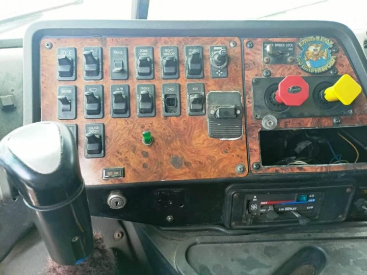 INTERNATIONAL 9800, бежевый, 1998, 928 864 км, 10.8 МТ (330 л.с.), дизель, задний, VIN 1HSRUAHR6XH593158.