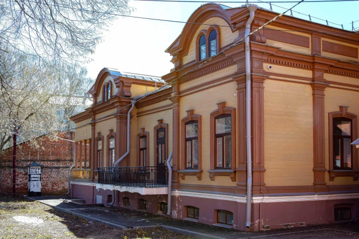 Здание «Дом В.М.Рукавишникова», площадь 721,4 кв.м., кадастр.№: 52:18:0060090:73, по адресу: Российская Федерация, Нижегородская область, г. Нижний Новгород, ул. Большая Печерская, д.21. Ограничения (обременения): объект культурного наследия.