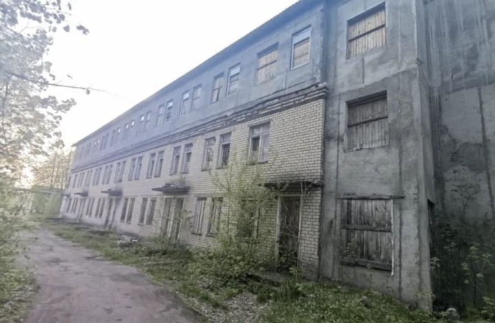 Объект незавершенного строительства, площадь: 729,3 кв.м (степень готовности 62%) с земельным участком 1 800 кв.м по адресу: Ярославская область, г. Углич, ул. Северная, д. 7