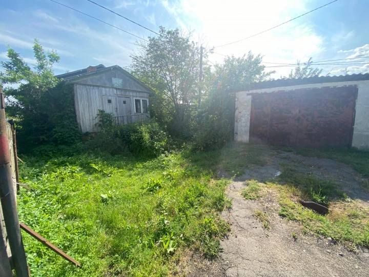 Нежилое здание с земельным участком в Орловской области,  п. Нарышкино.