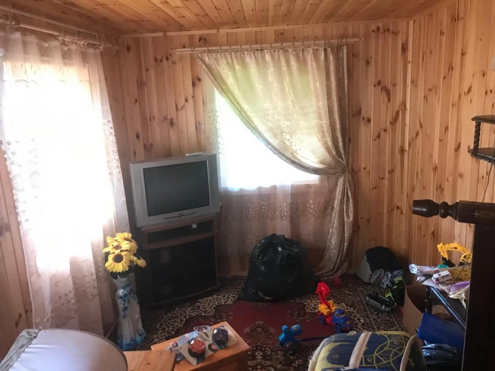 Двухэтажный деревянный дом площадью 92,9 кв. м, расположенный на земельном участке - 600 кв. м. в дер. Медведково Волоколамского района МО