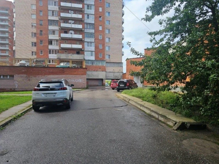 Административное здание с земельным участком в центре Соснового Бора