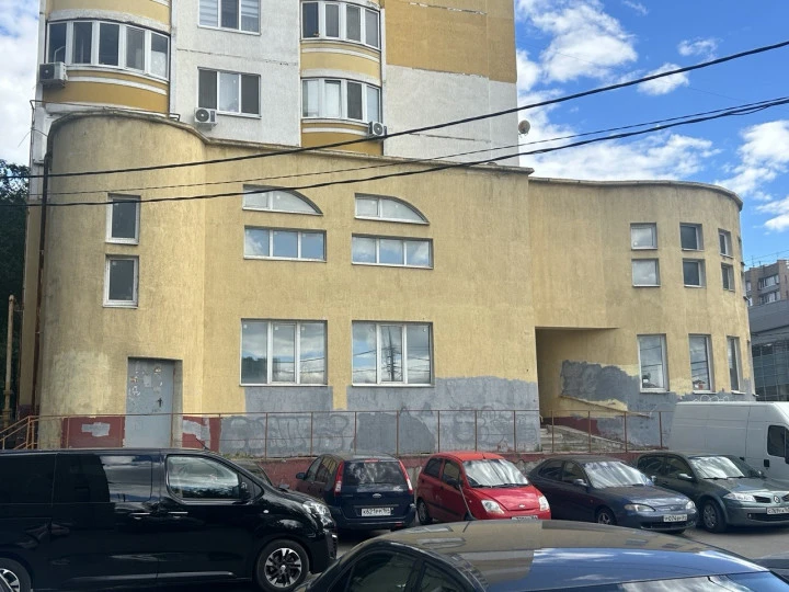 Продажа единым лотом двух помещений общей площадью 924,2 кв. м в г. Энгельс Саратовской области