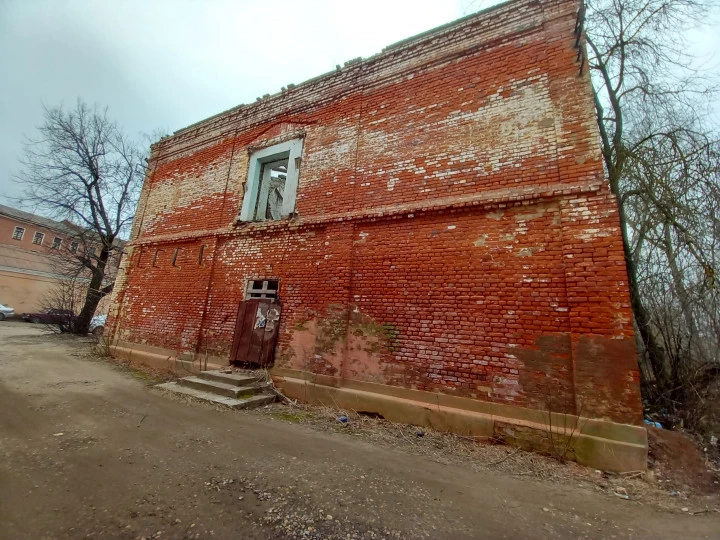 Нежилое здание, 2-этажное, площадь 2 188,5 кв. м., адрес: Ярославская область, муниципальный округ Переславль-Залесский, город Переславль-Залесский, площадь Комсомольская, дом 39.ОКН «Дом специалистов бумагопрядильной мануфактуры Борисовских».