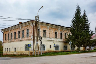 Нежилое здание, общей площадью 1095,5 кв.м. с земельным участком в г. Болхов Орловской области.