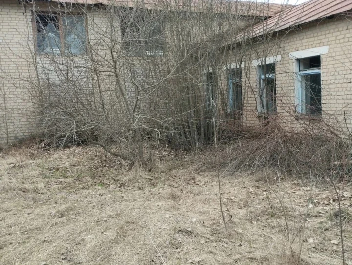 1) Земельный участок площадь 22 575 +/- 107 кв.м., кад.№: 48:14:1560105:12; 2) Здание 912,9 кв. м.; 3) Здание 116,4 кв. м.; 4) Сооружение 25,6 кв. м. по адресу: Липецкая обл, р-н Становлянский, с. Семенек, ул. Юрикова, д. 23