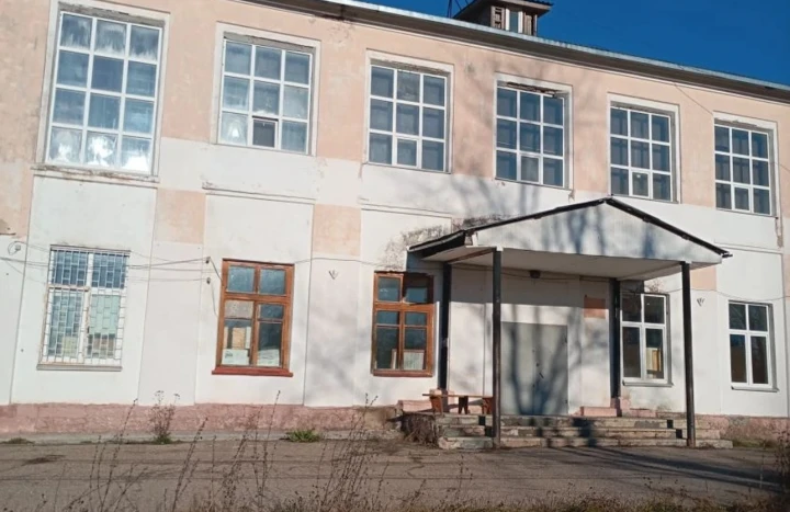 Нежилое здание, 2-этажное, площадь 1600,9 кв.м,  земельный участок, площадь 5843 кв.м: Ярославская область, МО Переславль-Залесский, п. Рязанцево, ул. Октябрьская Б., д. 60