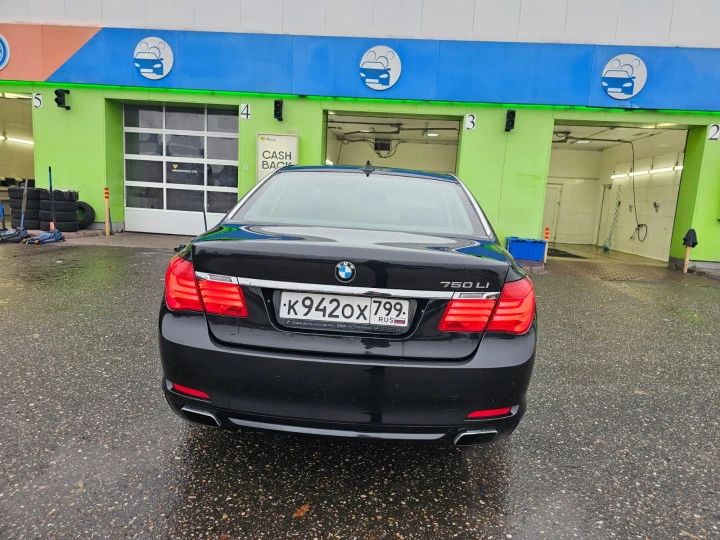 Автомобиль BMW 750Li