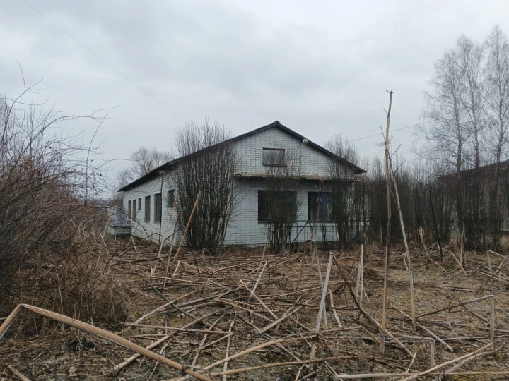 Нежилое здание с земельным участком, расположенные по адресу: Орловская область, р-н. Урицкий, с/п. Городищенское, с. Муравлёво, ул. Казанская, д. 6,