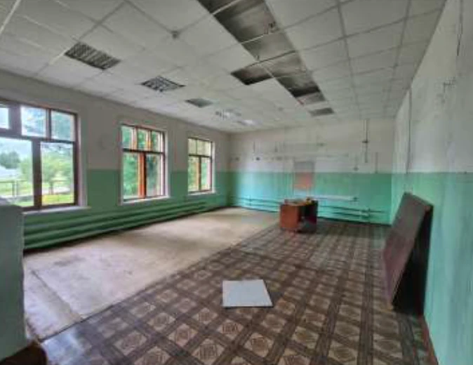 Здание, 2-этажное, 489,9 кв.м с земельным участком 998 кв.м: Ярославская область, р-н Некрасовский, с. Бурмакино, ул. Центральная, д. 21, с земельным участком