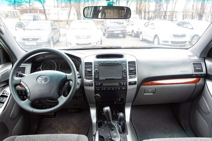 Легковой автомобиль Land Cruiser Prado 120, 2008 года выпуска