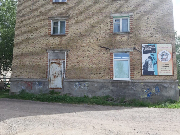 Нежилые помещения, общей площадью 73,4 кв.м, 1-й этаж: Республика Коми, г. Сосногорск, пгт. Войвож, ул. Советская, д.8