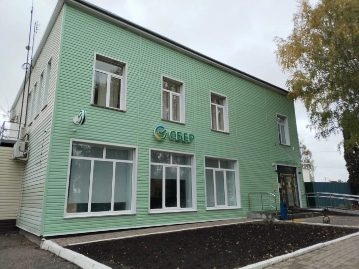 Нежилые помещения №№ 1,2,3,4 общей площадью 85,9 кв.м. и доля земельного участка в Липецкой области, с. Долгоруково, Советская улица, дом 2