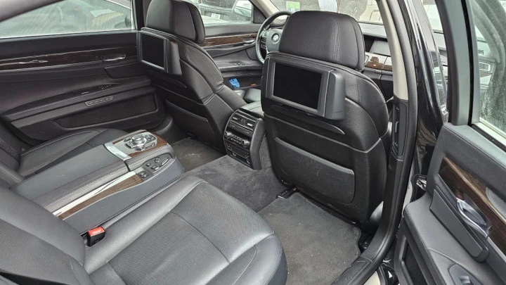 Автомобиль BMW 750Li