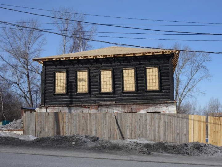 Нежилое здание, общей площадью 208,3 кв. м, расположенное по адресу: Красноярский край, Ачинск, Ленина ул, дом 4