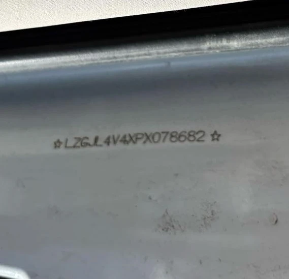 Седельный тягач для буксировки полуприцепов SHACMAN SX42584V324, 2023, Идентификационный номер: LZGJL4V4XPX078682, принадлежащий Продавцу на праве собственности, что подтверждается Договором купли-продажи № ОВ/Ф-333232-03-01-С-01 от 17.10.2023 г.
