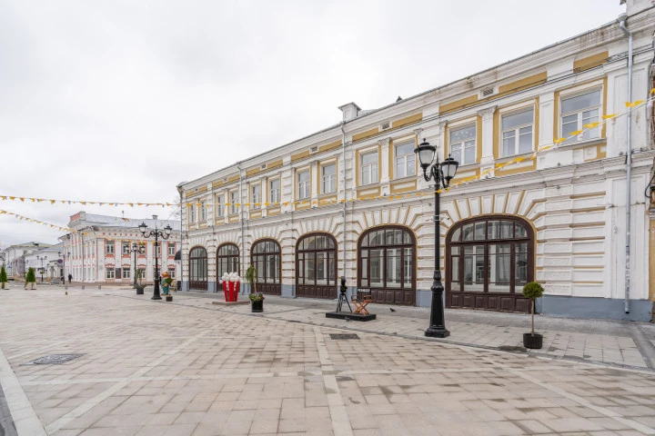Здание ОКН "Торговый дом Вахромеева", кон.XVIII в., нач.XX в., общей площадью: 1 197,5 кв. м, с земельным участком 911 кв. м, в центре Ярославля, на улице Андропова, д. 9/9