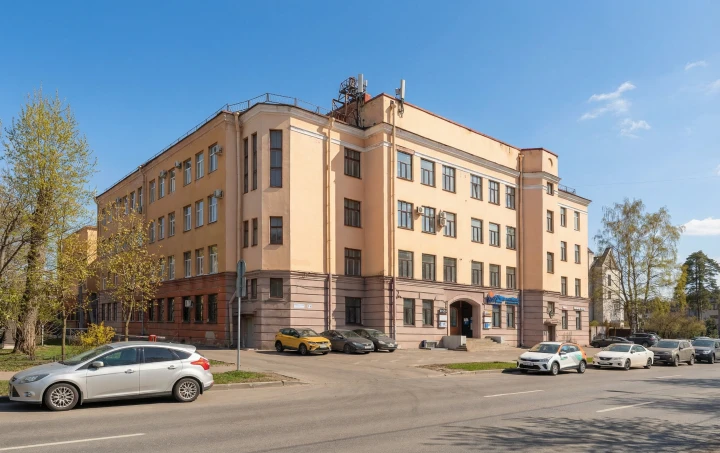 Бизнес-центр с участком в Выборгском районе