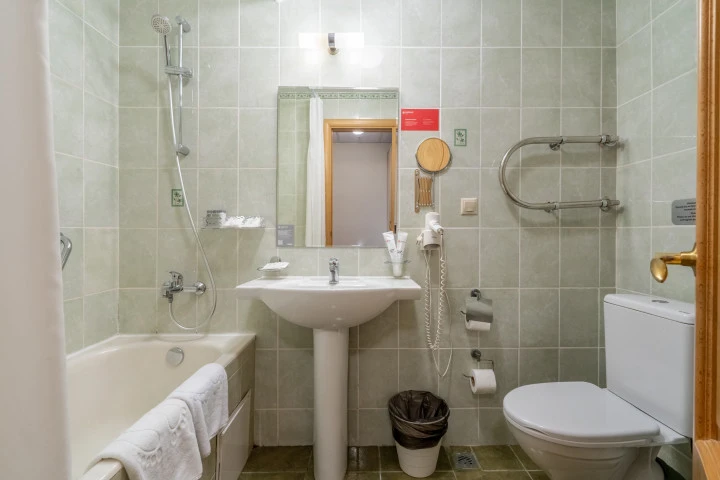Гостиница 4* в  г. Ярославле, на Московском пр-те, д. 10/15, с земельным участком