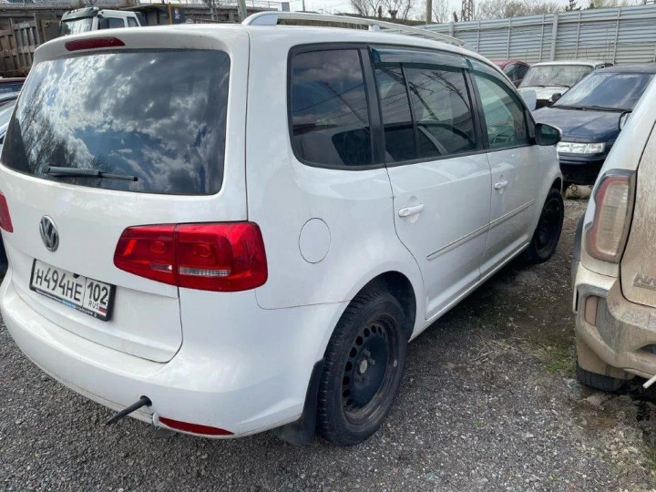 Volkswagen Touran, белый, 2012 года выпуска, VIN WVGZZZ1TZCW077889. г.Уфа.