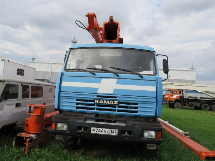 Подъемник автомобильный телескопический самоходный