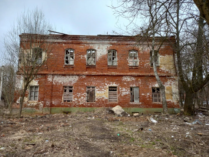 Нежилое здание, 2-этажное, площадь 2 188,5 кв. м., адрес: Ярославская область, муниципальный округ Переславль-Залесский, город Переславль-Залесский, площадь Комсомольская, дом 39.ОКН «Дом специалистов бумагопрядильной мануфактуры Борисовских».