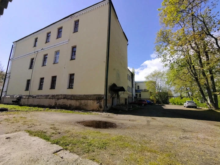 Здание 3-х этажное, общ.пл. 2845,9 кв.м, земельный участок, общ.пл. 2074 кв.м: Ярославская область, г. Ростов, ул. Покровская (бывш. Ленинская), д. 40