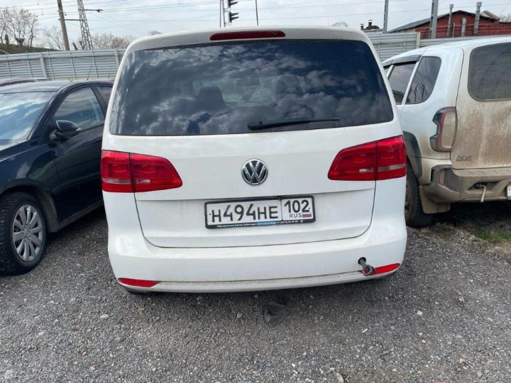 Volkswagen Touran, белый, 2012 года выпуска, VIN WVGZZZ1TZCW077889. г.Уфа.