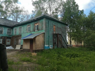 Нежилые помещения, общей площадью 421,7 кв.м, с земельным участком: г. Емва, ул. Дзержинского, д. 98
