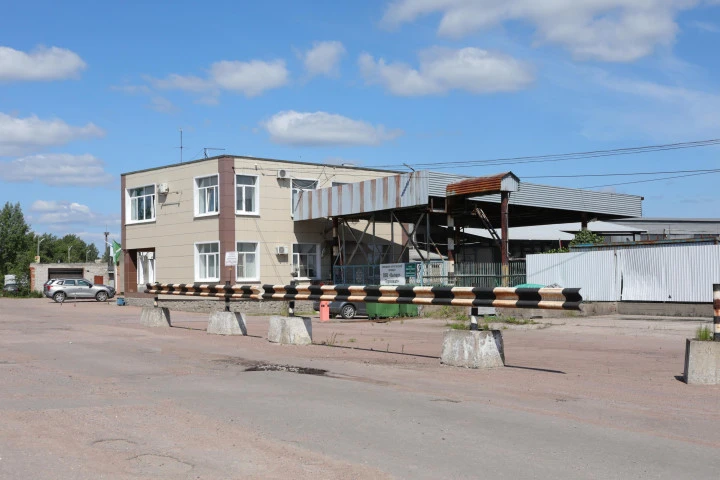 Склад временного  хранения с закрытой  и открытой площадкой  и рефрижератором.