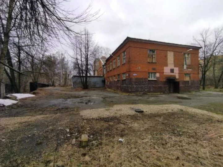 Здание бывш. больницы,  площадью 1928 кв. м, земельный участок, площадью 8721 кв. м, движимое имущество: г. Ярославль, ул. 8 Марта, д. 5