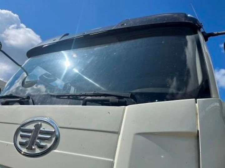 Специализированный, автомобиль - самосвал FAW J6, 2023, Идентификационный номер: LFWMXXRX6P1F02805, принадлежащий Продавцу на праве собственности, что подтверждается Договором купли-продажи № ОВ/Ф-330590-03-01-С-01 от 01.09.2023 г.